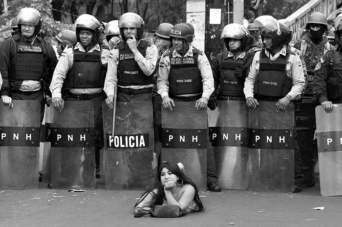 Una partidaria de Salvador Nasralla, durante una manifestación contra la reelección de Juan Orlando Hernández, el 21 de enero, en Tegucigalpa. Foto: Orlando Sierra, AFP