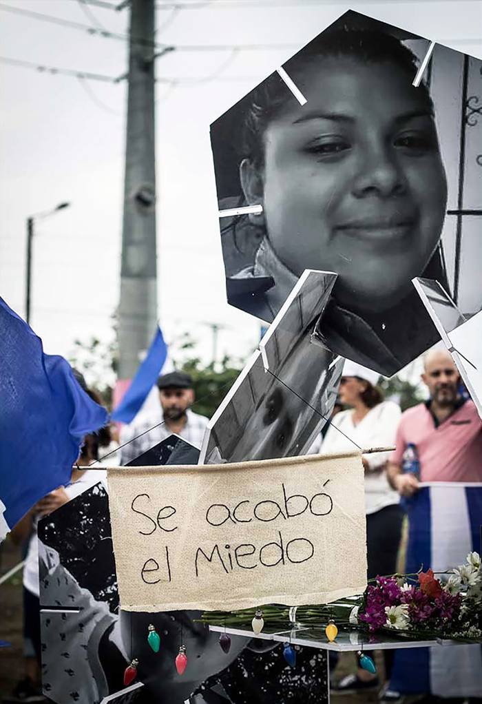 Manifestación feminista en contra del gobierno de Daniel Ortega y su esposa Rosario Murillo, frente a la embajada de Nicaragua en San Salvador, la capital salvadoreña. · Foto: Marvin Recinos / AFP