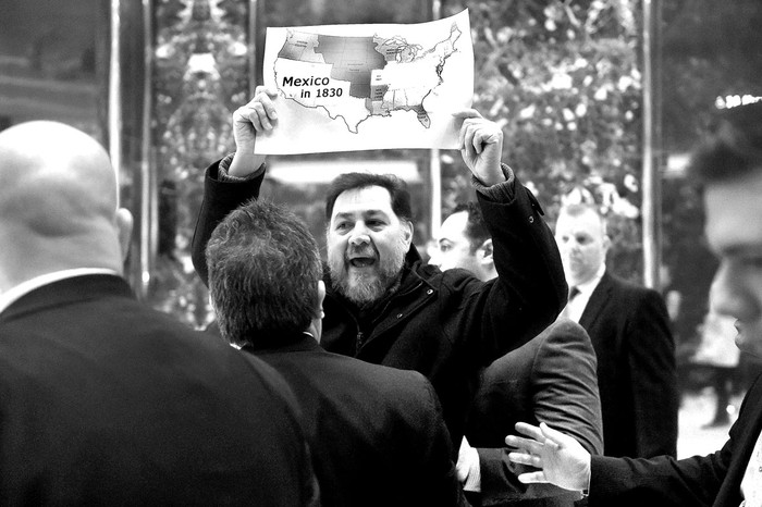 Un manifestante sostiene un letrero en la Trump Tower en Nueva York. Foto: Timoteo a Clary, Cfp