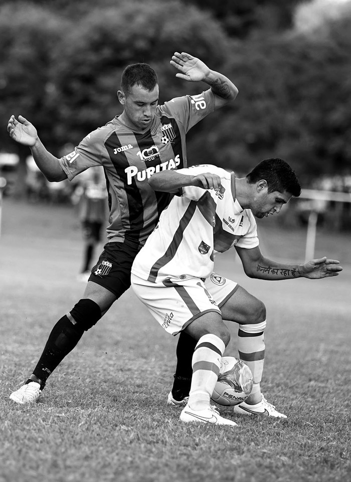 Junior Arias, de Liverpool, y Cristian Malán, de Plaza Colonia, en el estadio Alex
Haberli de Nueva Helvecia. Foto: Pablo Nogueira (archivo, abril de 2015)