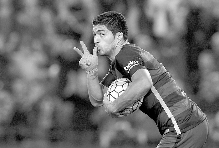 Luis Suárez, de Barcelona, festeja un gol a SD Eibar, ayer, en el estadio Camp Nou de Barcelona. Foto: Lluis Gene, Afp