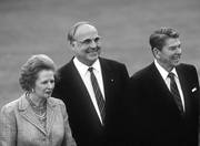 La primera ministra británica Margaret Thatcher, el canciller alemán, Helmut Kohl y el presidente estadounidense, Ronald Reagan, durante el Foro Económico Mundial en Bonn, Alemania. (archivo, mayo de 1985)
