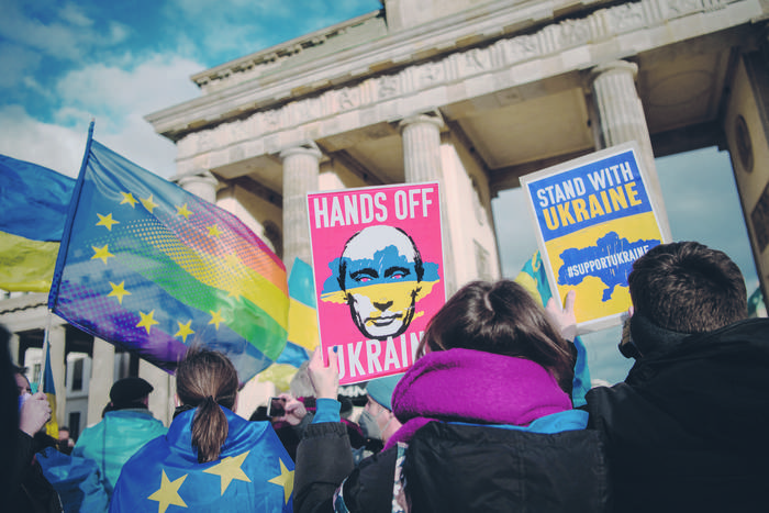 Manifestación “Manos fuera de Ucrania” frente a la Puerta de Brandenburgo en Berlín el 19 de febrero de 2022. · Foto: Stefanie Loos, AFP
