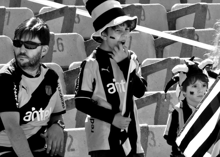 Hinchas de Peñarol el domingo en la platea América, previo al encuentro con Juventud por la 15ª fecha
del Torneo Apertura. Foto: Federico Gutiérrez