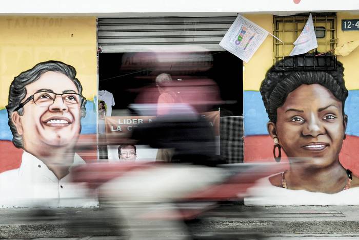 Mural de los candidatos Gustavo Petro y Francia Márquez, en Cali, el 23 de mayo. · Foto: Raúl Arboleda, AFP