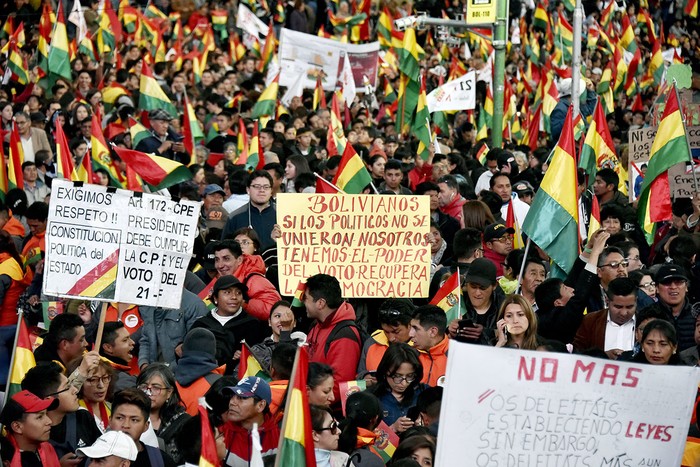 Acto opositor, ayer, en la plaza San Francisco, en el centro de La Paz, Bolivia.
 · Foto: Aizar Raldes, AFP