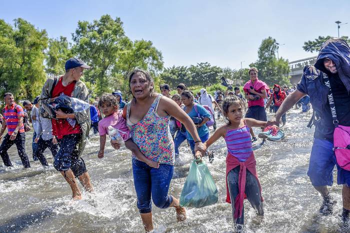 Migrantes centroamericanos, en su mayoría hondureños, cruzan, ayer, el río Suchiate, la frontera natural entre Guatemala y México.

 · Foto: Johan Ordonez, AFP