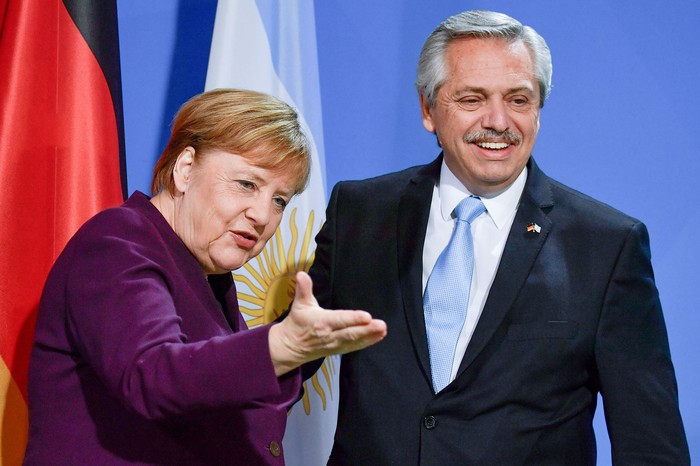 Angela Merkel, canciller alemana, y presidente argentino Alberto Fernández, ayer, en Berlín.  · Foto: John MacDougall / AFP