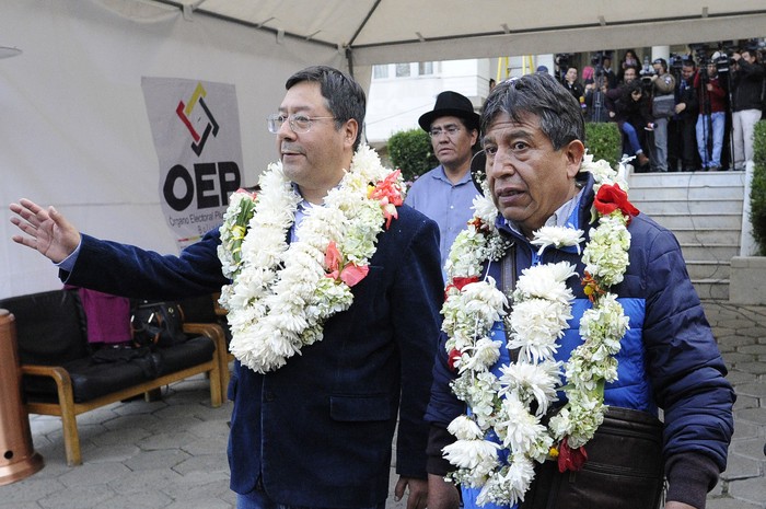 Luis Arce Catacora, candidato presidencial de Bolivia por el partido Movimiento por el Socialismo (MAS), y el candidato a la vicepresidencia David Choquehuanca, después del registro de candidatos, el lunes, en La Paz. · Foto: Jorge Bernal, AFP