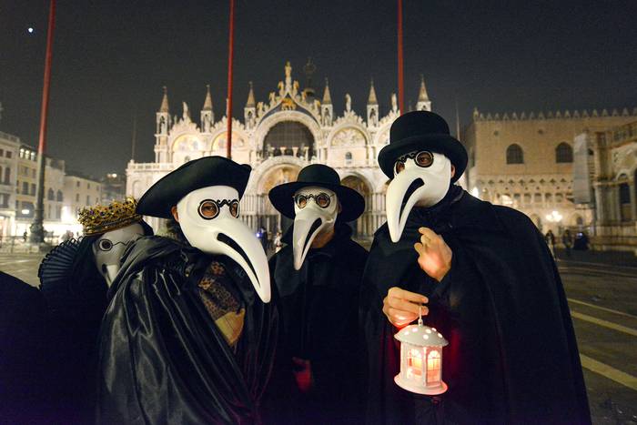 "Procesión de doctores de la peste", ayer, en la Plaza de San Marcos, Venecia, durante el período de festividades del Carnaval que se han cancelado después de un brote del nuevo coronavirus.

 · Foto: Andrea Pattaro, AFP