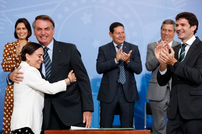 Jair Bolsonaro y Regina Duarte, durante su toma de posesión como nueva Secretaria de Cultura de Brasil, ayer,en Brasilia.

 · Foto: Alan Santos, presidencia de Brasil 