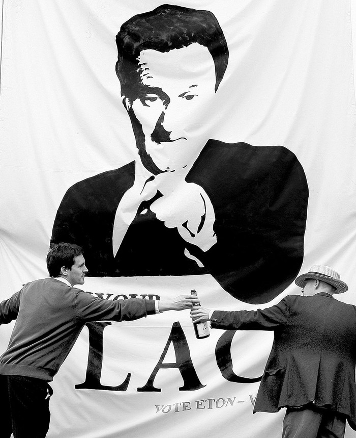 Dos hombres cuelgan una pancarta contra el líder del Partido Conservador británico, David Cameron, ayer, en el colegio electoral en el que tenía que votar, en Witney, Oxfordshire (Reino Unido). / foto: efe, felipe trueba · Foto: Efe, Felipe Trueba