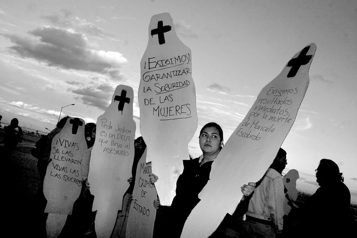 Un grupo de mujeres se manifiesta mientras espera en Ciudad Juárez (México) la llegada del cuerpo de la activista Marisela Escobedo
Ortiz.  · Foto: Efe, Alejandro Bringas