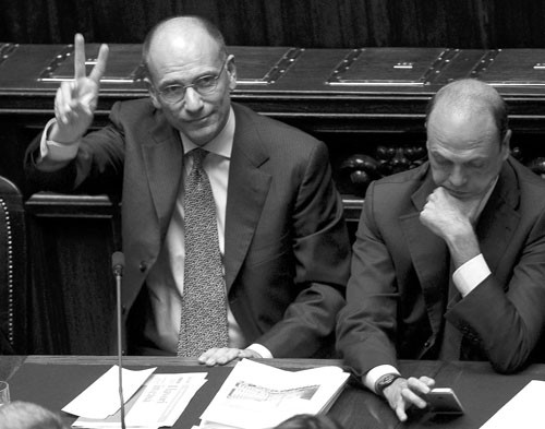 El primer ministro italiano, Enrico Letta, gesticula junto al ministro del Interior, Angelino Alfano, ayer, en la cámara baja del Parlamento de Roma, Italia. · Foto:  Claudio Onorati, Efe