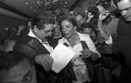 La candidata presidencial hondureña por el partido Libertad y Refundación (Libre), Xiomara Castro, y su esposo y ex presidente Manuel
Zelaya, el domingo en Tegucigalpa (Honduras). Foto: Saúl Martínez, Efe