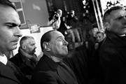 El ex primer ministro italiano Silvio Berlusconi saluda tras pronunciar un discurso ante sus seguidores, ayer, en su domicilio del palacio
Grazioli, en Roma, Italia. Foto: Guido Montani, Efe