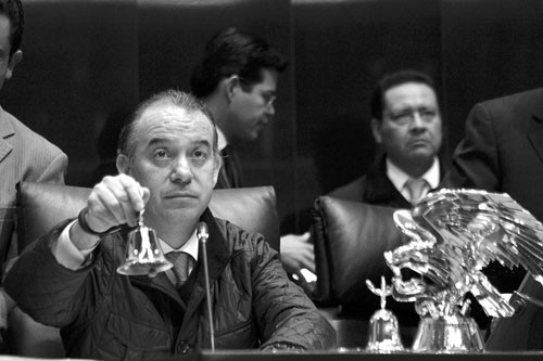 El presidente de la mesa directiva del Senado mexicano, Raúl Cervantes Andrade, ayer, en la sesión que aprobó la reforma energética, en
Ciudad de México. Foto: Senado mexicano, Efe