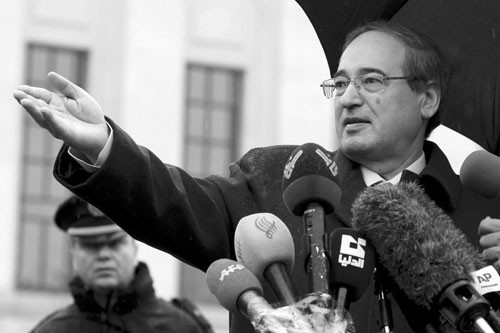 El viceministro sirio de Exteriores, Faisal Meqdad, habla con la prensa al comienzo de la ronda de negociaciones entre el gobierno sirio y
la oposición, ayer, en Ginebra (Suiza). Foto: Salvatore Di Nolfi, Efe
