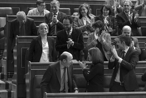 La socialista Elena Valenciano es aplaudida por su bancada tras su intervención, ayer, en el Congreso español. Foto: Kiko Huesca, Efe