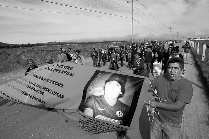Manifestación por los 11 jóvenes detenidos en las protestas en el Zócalo de Ciudad de México, para exigir la aparición con vida de los 43 estudiantes
desaparecidos hace dos meses. Foto: Saúl Ramírez, Efe