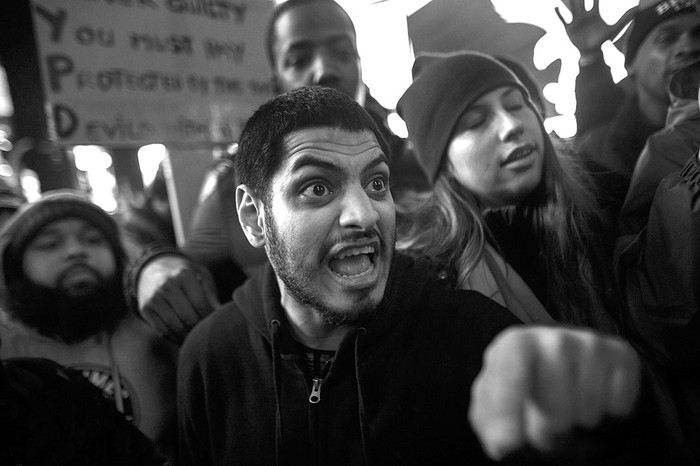 Protesta ante agentes de policía durante una manifestación en Times Square, ayer, en Nueva York (Estados Unidos). Foto: John Taggart, Efe