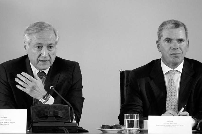 El ministro de Relaciones Exteriores, Heraldo Muñoz, junto al representante de Chile ante la Corte Internacional de Justicia,
Felipe Bulnes, en rueda de prensa, el lunes, en Santiago de Chile (Chile). Foto: Mario Ruiz, Efe