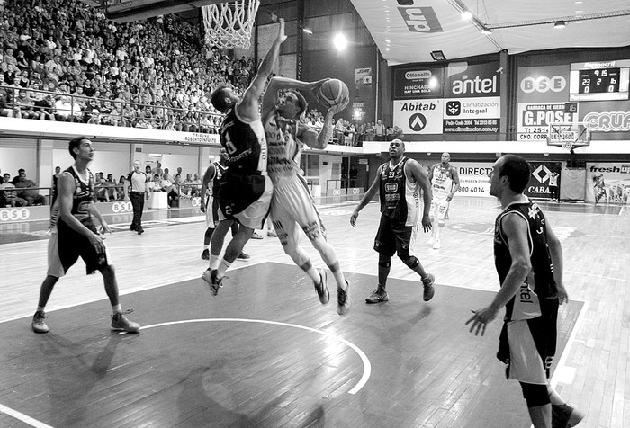 Marcos Elliot, de Aguada, y Leonardo Vacca, de Bohemios, el martes en la cancha de Aguada. Foto: Mauricio Kühne