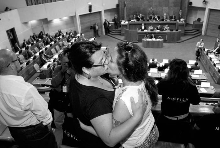Roxana Ortiz y Virginia Gómez se besan en las gradas del Congreso chileno tras aprobarse, ayer,
el proyecto de ley que reconoce la unión civil. Foto: Martín Contreras, Efe