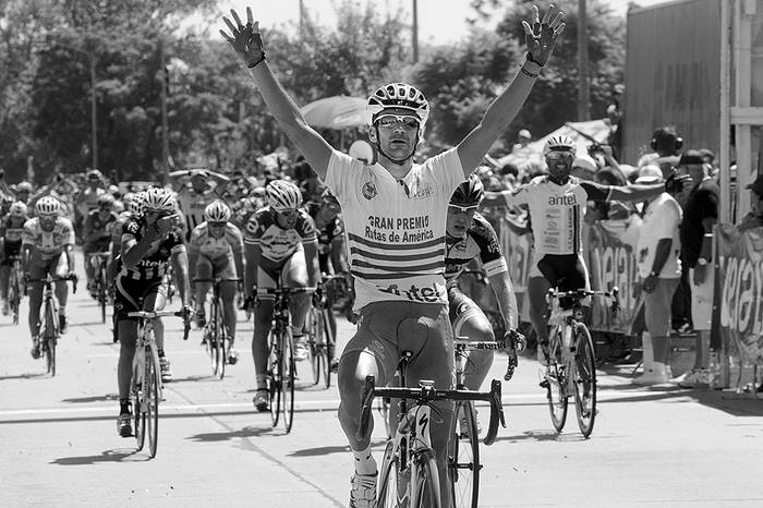 Néstor Pías, del club Alas Rojas, ganador de Rutas de América, ayer, al cruzar la meta frente a la sede del Club Ciclista Fénix. Foto: Sandro Pereyra