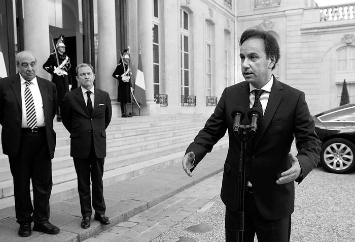 El líder de la Coalición Nacional Siria, Jaled Joya, en rueda de prensa, tras su reunión con el presidente galo, François Hollande, el jueves 5, en el Palacio del Elíseo en París (Francia). Foto: Guillaume Horcajuelo, Efe