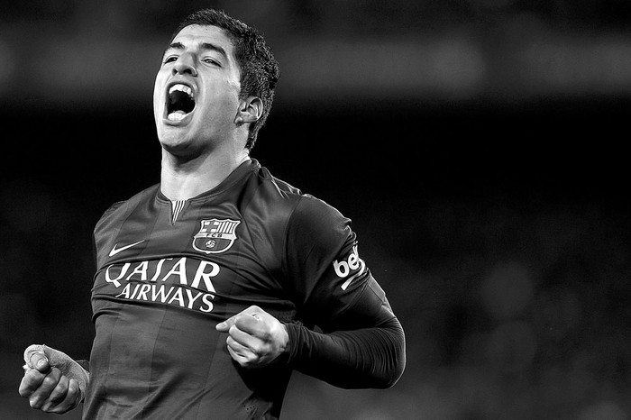 Luis Suárez festeja su gol, el segundo de Barcelona a Real Madrid, ayer, en el estadio Camp Nou de Barcelona. Foto: Andreu Dalmau, Efe