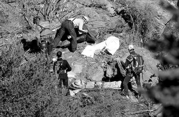 Rescatistas trabajan en la búsqueda de restos humanos en el lugar del accidente del avión que se estrelló en los Alpes franceses, ayer, cerca de Le Vernet y Seyne-les-Alpes, Francia. Foto: Sebastien Nogier, Efe