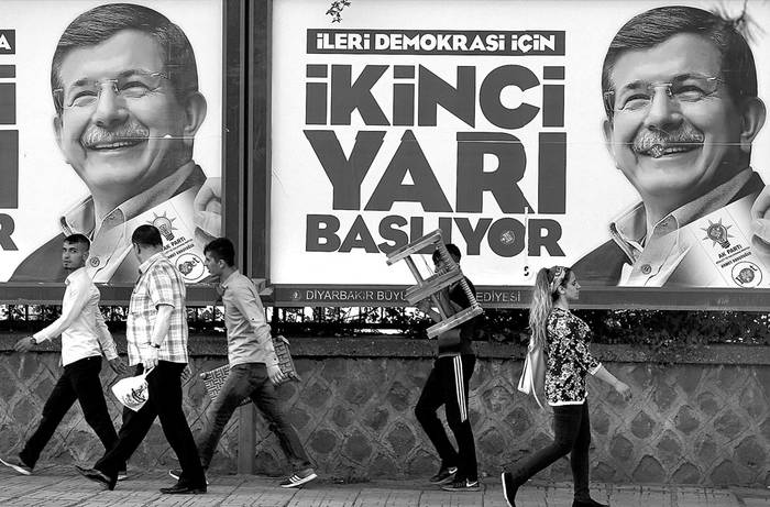 Propaganda electoral de Ahmet Davutoglu, líder del Partido Justicia y Desarrollo (AKP) y actual primer ministro, ayer, en Diyarbakir, Turquía. Foto: Sedat Suna, Efe