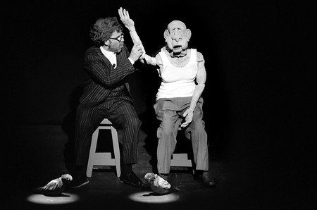 Viejos de mi..., de El Titiritero de Banfield (Argentina), ayer, en la sala Hugo Balzo del SODRE. Foto: Pablo Vignali Viejos de mi..., de El Titiritero de Banfield (Argentina), ayer, en la sala Hugo Balzo del SODRE. Foto: Pablo Vignali