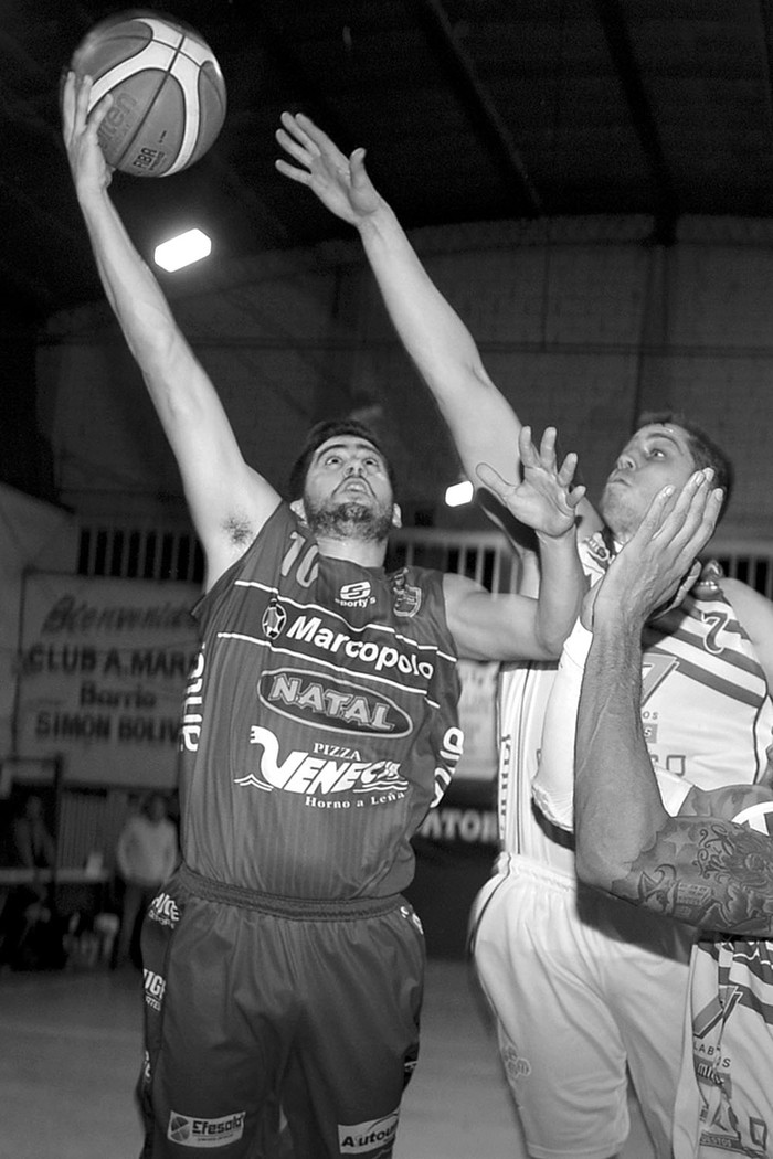 Julio Panelli, de Marne, y Diego Tortajada, de Unión Atlética, el sábado, en la cancha de Marne. Foto: Santiago Mazzarovich