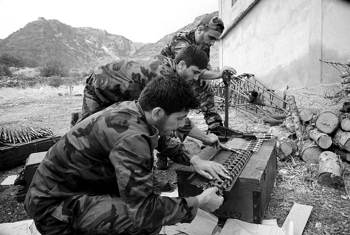 Fuerzas gubernamentales preparan municiones, ayer, en el oeste de Siria. Foto: Ho, Afp