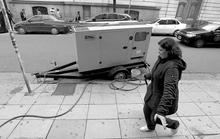 Un generador eléctrico en el exterior de un comercio en el barrio porteño de Recoleta afectado por el apagón, ayer en Buenos Aires. Foto: David Fernández, Efe
