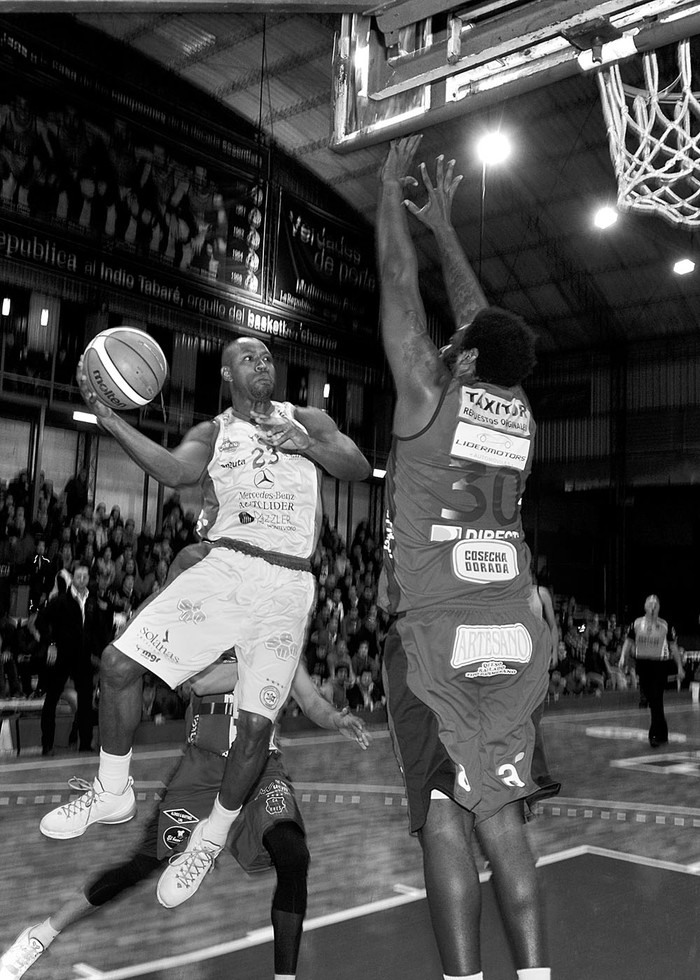 Michael Hicks, de Hebraica y Macabi, y Craig Williams, de Goes, el sábado
en la cancha de Tabaré. Foto: Santiago Mazzarovich Michael Hicks, de Hebraica y Macabi, y Craig Williams, de Goes, el sábado
en la cancha de Tabaré. Foto: Santiago Mazzarovich