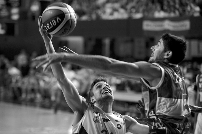 Diego García, de Aguada, y Gustavo Barrera, de Welcome, el sábado en el Palacio Peñarol. Foto: Santiago Mazzarovich