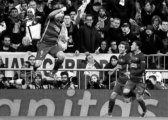 Luis Suárez, de Barcelona, festeja un gol junto a sus compañeros Neymar y Sergi Roberto, durante el partido con Real Madrid, el sábado, en el estadio Santiago Bernabéu de Madrid. Foto: Pierre-Philippe Marcou, AFP