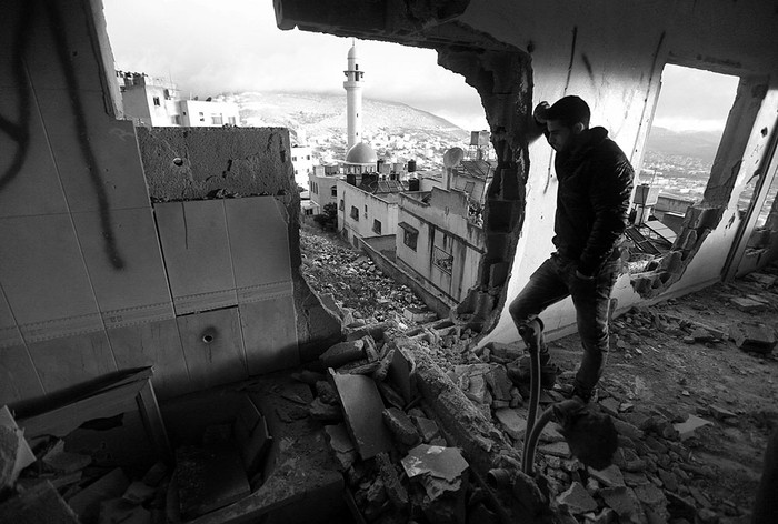 Un palestino en los escombros de la casa de Rajeb Aliweh, destruida por el Ejército israelí, ayer, en la ciudad cisjordana de Naplusa. Foto: Jaafar Ashtiyeh, AFP
