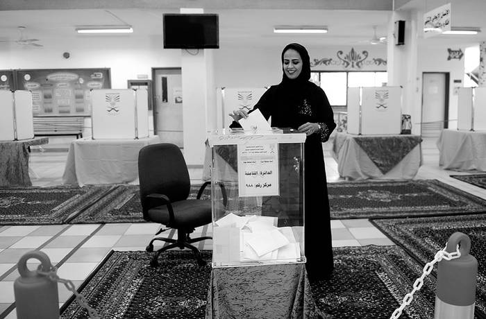 Una saudita vota en un colegio electoral en la ciudad costera de Jeddah, el 12 de diciembre de 2015. • Foto: Afp s/d de Autor