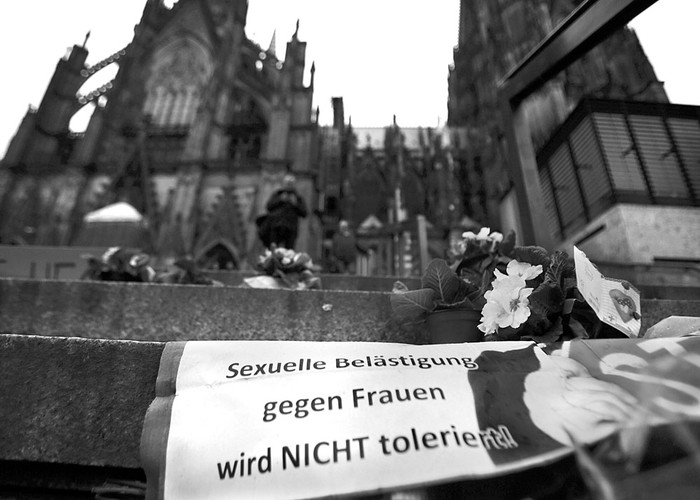 Pancartas colocadas ayer en la estación principal de Colonia, Alemania, donde se produjeron
los ataques sexuales en fin de año. Foto: Oliver Berg, Efe