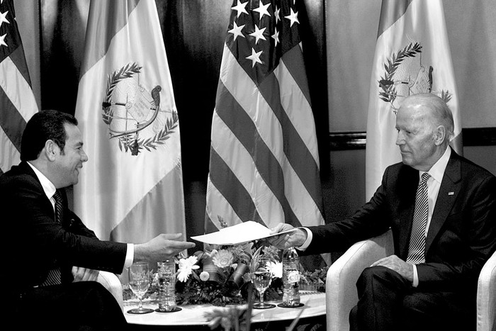 El nuevo presidente de Guatemala, Jimmy Morales, y el vicepresidente de Estados Unidos, Joe Biden,
ayer en Ciudad de Guatemala. Foto: Esteban Biba, Efe