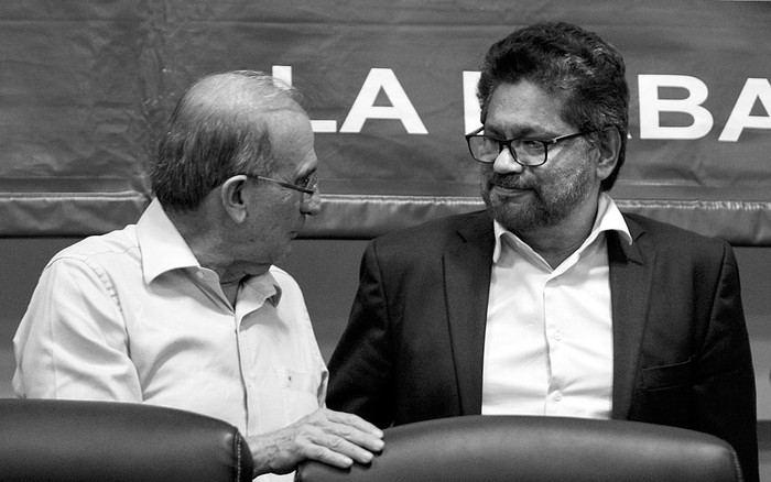 Humberto de la Calle, jefe negociador del gobierno colombiano, y Luciano Marín, comandante de las Fuerzas Armadas Revolucionarias de Colombia, durante una rueda de prensa conjunta, ayer en La Habana, Cuba. Foto: Ernesto Mastrascusa, Efe