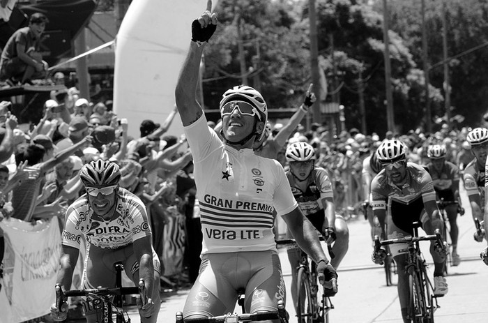 Héctor Fabián Aguilar, ganador de Rutas de América, cruza la meta, ayer, frente al Club Ciclista Fénix. • Foto: Pablo Vignali Héctor Fabián Aguilar, ganador de Rutas de América, cruza la meta, ayer, frente al Club Ciclista Fénix. • Foto: Pablo Vignali