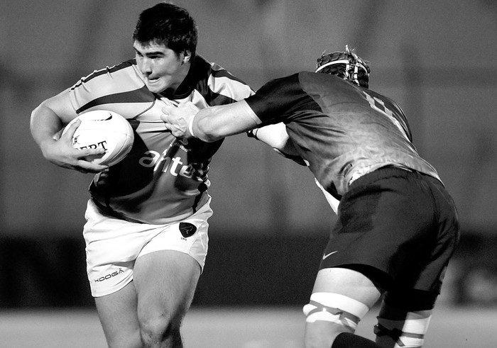 Germán Kessler, de Uruguay, y Pedro Ortega, de Argentina, durante el partido por el Americas Rugby Championship, el sábado en el estadio Domingo Burgueño Miguel de Maldonado. Foto: Sandro Pereyra