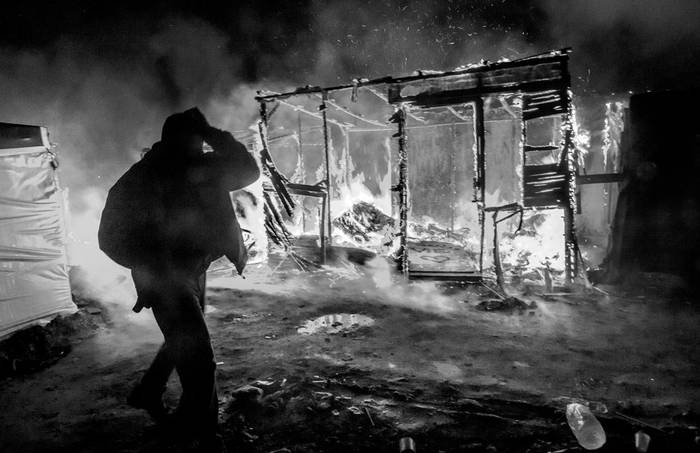 Casillas incendiadas en el campo de refugiados La Jungla durante el desalojo por fuerzas policiales, ayer, en Calais, Francia. Foto: Philippe Huguen, Afp