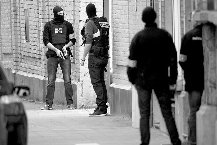 Policías toman posición en el barrio de Bosque Sur de Bruselas, el 15 de marzo. Foto: Dirk Waem, Afp