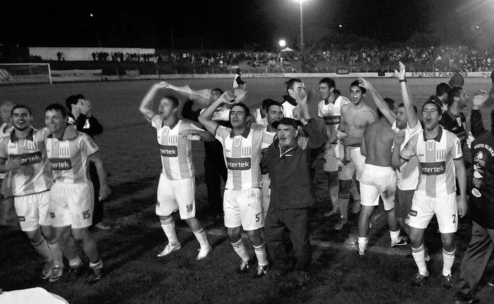 Los jugadores de Nueva Palmira festejan la conquista de la Copa Nacional de Selecciones del Interior,
el sábado, en Nueva Palmira. Foto: Federico Gutiérrez